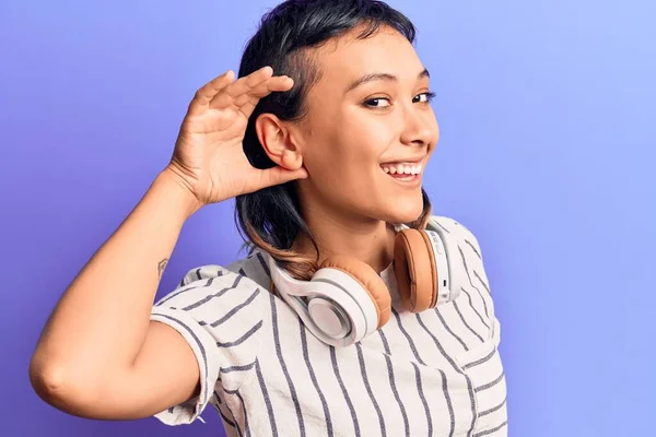 Mujer Joven Escuchando Música Usando Auriculares Sonriendo Con Mano Sobre —  Fotos de Stock