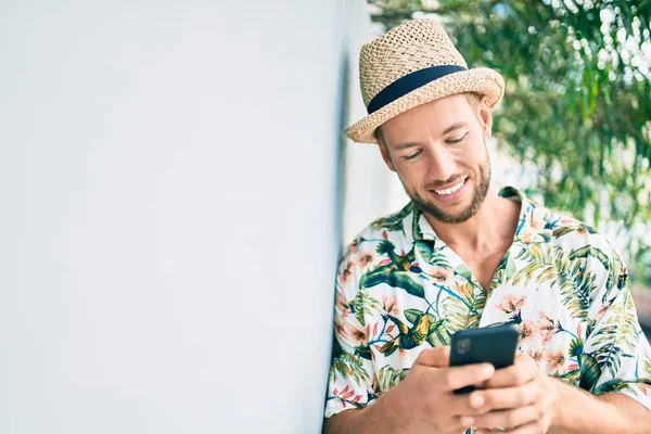 Vit Stilig Man Ler Glad Utomhus Med Smartphone Lutad Väggen — Stockfoto