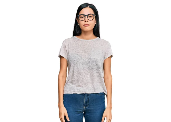 Hermosa Mujer Joven Con Ropa Casual Gafas Con Expresión Seria — Foto de Stock