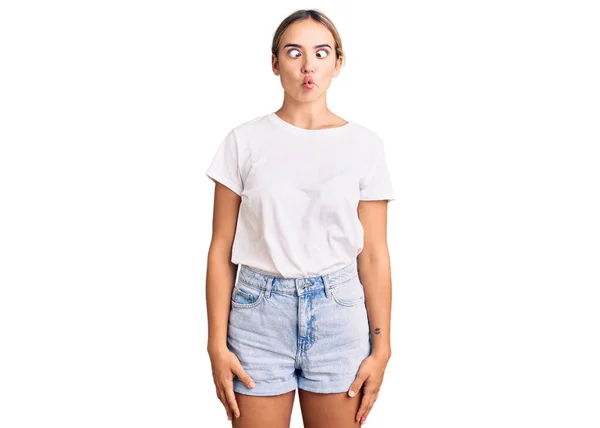 Joven Hermosa Mujer Rubia Con Camiseta Blanca Casual Haciendo Cara —  Fotos de Stock
