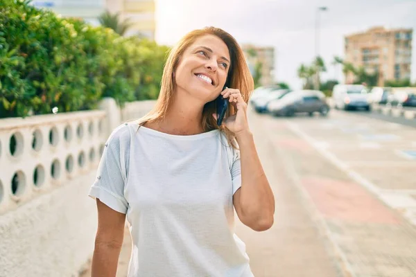 Mooie Middelbare Leeftijd Spaanse Vrouw Glimlachend Spreken Aan Telefoon Gelukkig — Stockfoto