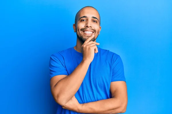 Homme Adulte Hispanique Portant Shirt Bleu Décontracté Souriant Regardant Avec — Photo