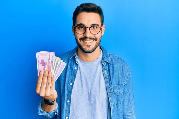 Fiatal Spanyol Férfi Kezében Indiai Rúpia Bankjegyek Néz Pozitív Boldog — Stock Fotó