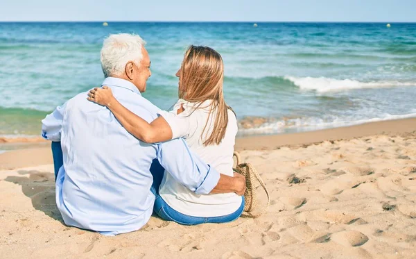 Middelbare Leeftijd Latijns Amerikaans Koppel Knuffelen Zitten Aan Het Strand — Stockfoto