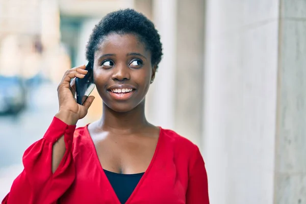 Jovem Afro Americana Sorrindo Feliz Falando Smartphone Cidade — Fotografia de Stock