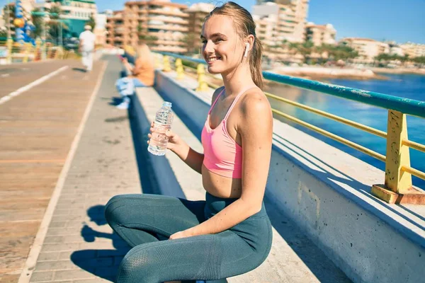 Jonge Blonde Sportvrouw Drinken Fles Water Zitten Bank Aan Promenade — Stockfoto