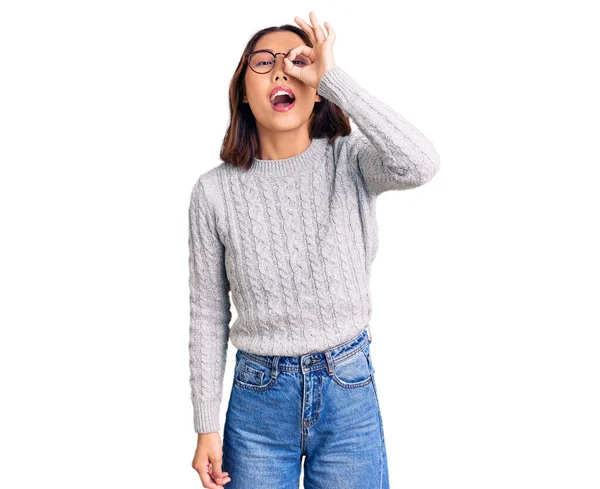 Menina Chinesa Bonita Nova Vestindo Roupas Casuais Fazendo Gesto Com — Fotografia de Stock