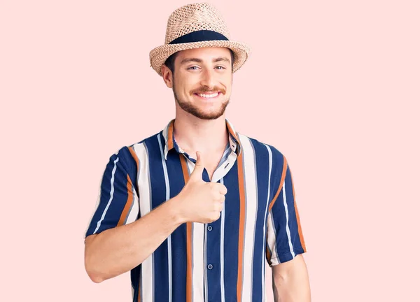 Joven Hombre Caucásico Guapo Con Sombrero Verano Haciendo Pulgares Felices —  Fotos de Stock