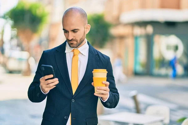 Jovem Hispânico Homem Negócios Careca Com Expressão Séria Usando Smartphone — Fotografia de Stock