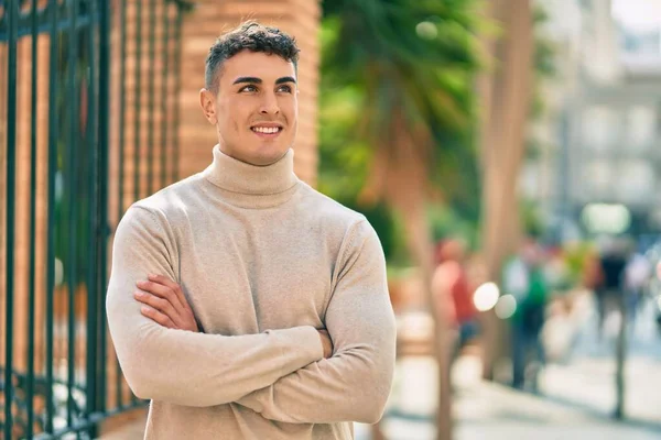 Joven Hispano Sonriendo Feliz Pie Ciudad — Foto de Stock