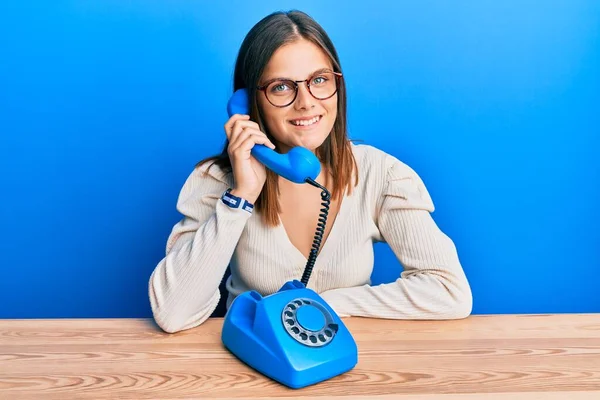 Mulher Caucasiana Jovem Falando Telefone Vintage Olhando Positivo Feliz Sorrindo — Fotografia de Stock