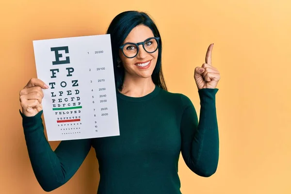 Ung Kaukasisk Kvinna Med Optometri Glasögon Och Syntest Leende Med — Stockfoto