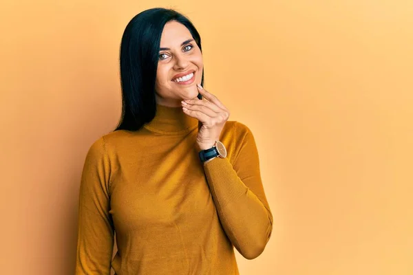 Jonge Blanke Vrouw Casual Kleding Glimlachend Zelfverzekerd Kijkend Naar Camera — Stockfoto