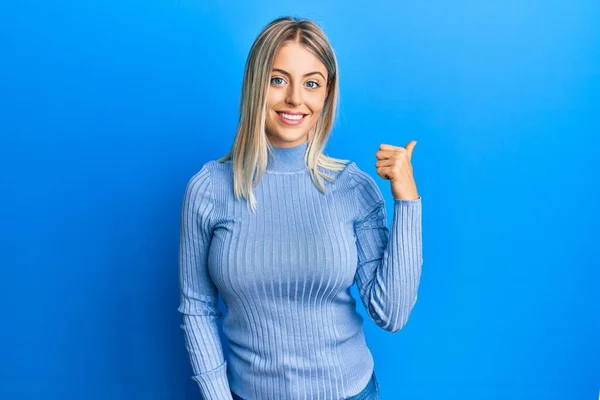 Mulher Loira Bonita Vestindo Roupas Casuais Sorrindo Com Rosto Feliz — Fotografia de Stock