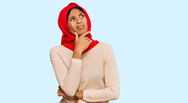 Junge Afrikanisch Amerikanische Frau Mit Traditionellem Islamischen Hijab Schal Besorgt — Stockfoto