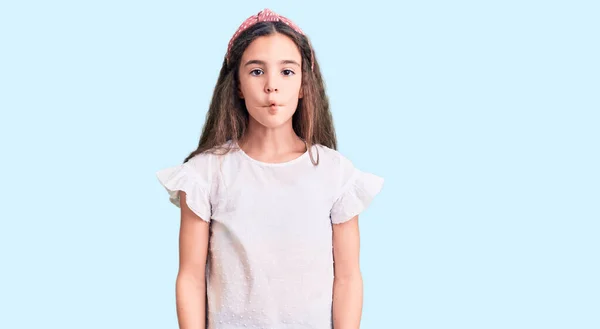 唇で魚の顔を作るカジュアルな白いTシャツを着てかわいいヒスパニック系の子供の女の子 狂気とコミカルなジェスチャー 面白い表現 — ストック写真