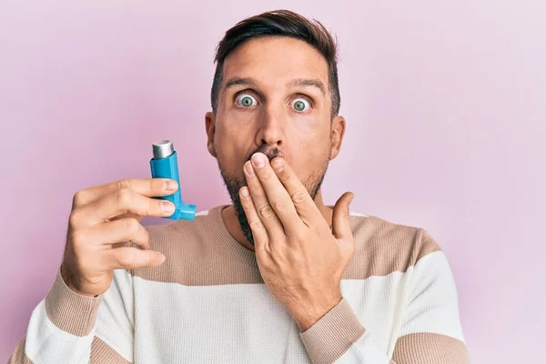 Homme Beau Avec Barbe Tenant Inhalateur Asthme Médical Couvrant Bouche — Photo