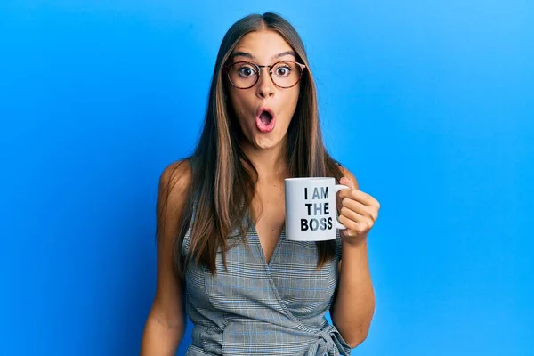 Junge Hispanische Frau Trinkt Aus Ich Bin Der Chef Kaffeetasse — Stockfoto