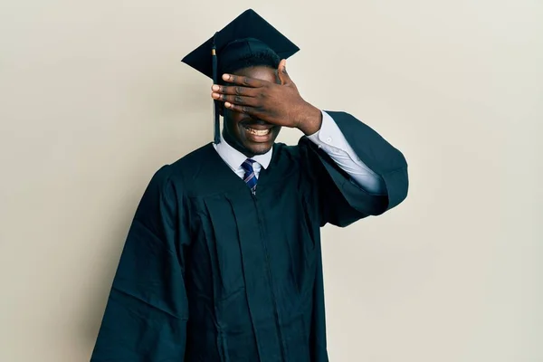 Stilig Svart Man Bär Examen Mössa Och Ceremoni Mantel Ler — Stockfoto