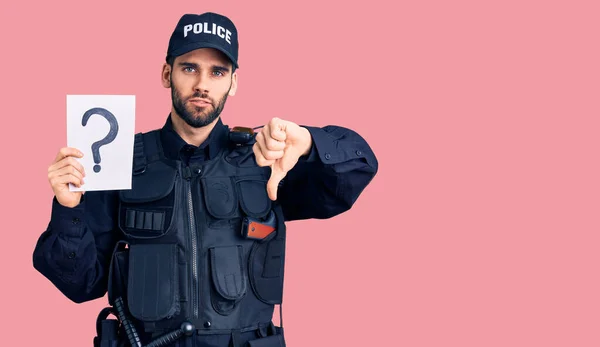 Sakallı Sakallı Polis Üniformalı Kızgın Yüzlü Soru Işareti Taşıyan Genç — Stok fotoğraf