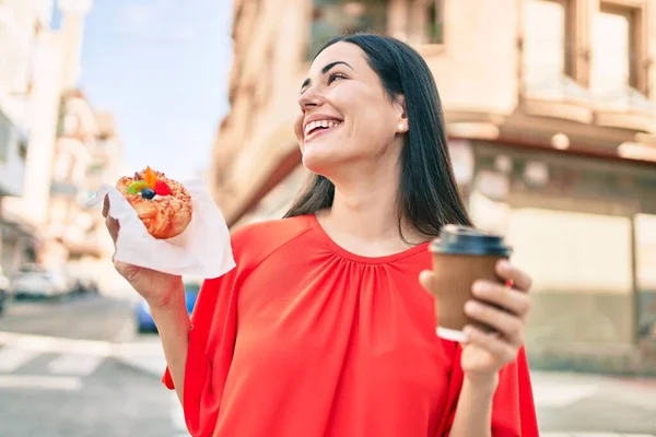 Joven Chica Latina Sonriendo Feliz Desayunando Ciudad —  Fotos de Stock