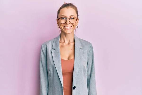 Mulher Branca Bonita Vestindo Jaqueta Negócios Óculos Com Sorriso Feliz — Fotografia de Stock