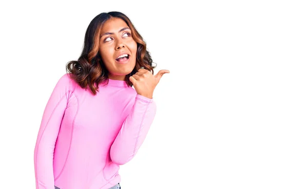 Jovem Bela Mulher Raça Mista Vestindo Camisa Rosa Sorrindo Com — Fotografia de Stock