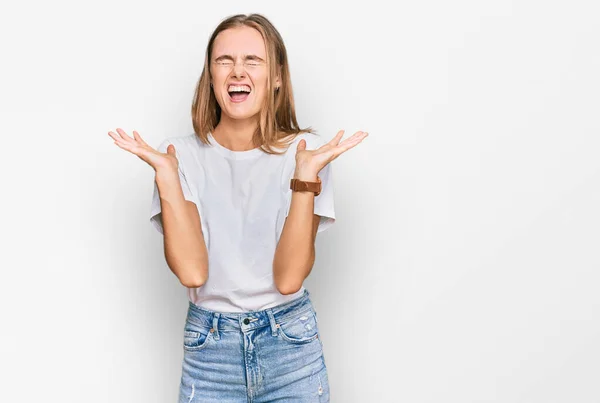 Linda Jovem Loira Vestindo Camisa Branca Casual Celebrando Louco Louco — Fotografia de Stock