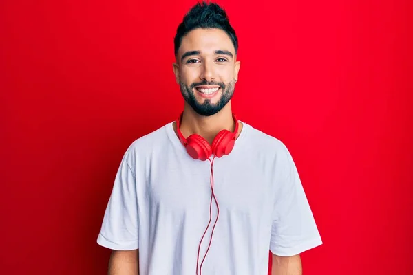 Fiatal Szakállas Férfi Zenét Hallgat Fejhallgatóval Boldog Hűvös Mosollyal Arcán — Stock Fotó