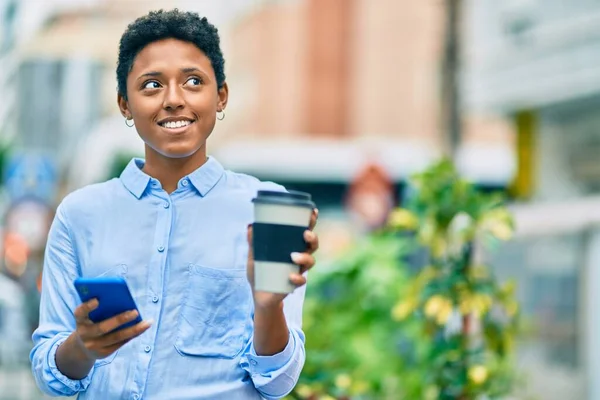 Joven Afroamericana Americana Chica Usando Smartphone Bebiendo Llevar Café Ciudad — Foto de Stock