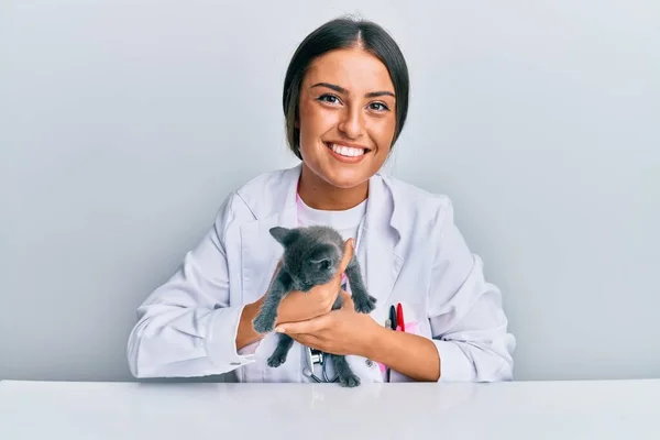 Joven Veterinaria Hispana Sonriendo Feliz Sosteniendo Gato Trabajando Clínica — Foto de Stock