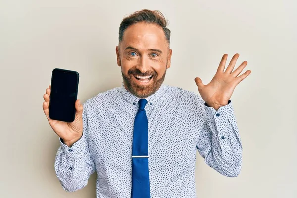 Bonito Homem Negócios Meia Idade Segurando Smartphone Mostrando Tela Branco — Fotografia de Stock