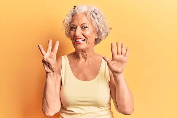 Donna Anziana Dai Capelli Grigi Che Indossa Abiti Casual Mostrando — Foto Stock