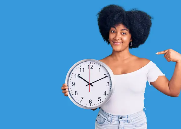 Jovem Afro Americana Segurando Grande Relógio Apontando Dedo Para Auto — Fotografia de Stock