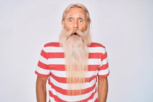 Gri Saçlı Uzun Sakallı Çizgili Tişörtlü Ağzı Açık Korkmuş Şaşırmış — Stok fotoğraf