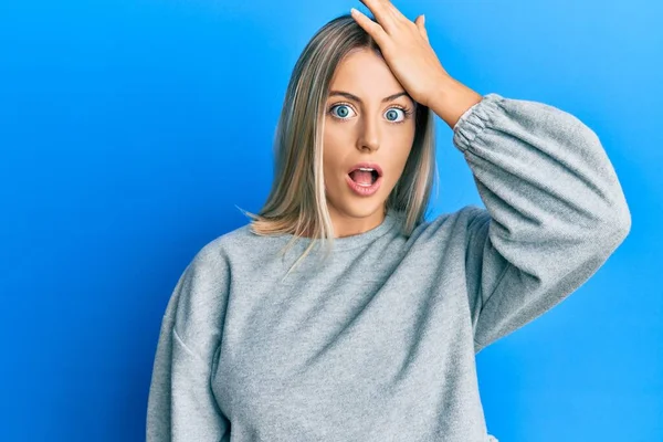 Mulher Loira Bonita Vestindo Roupas Casuais Surpreso Com Mão Cabeça — Fotografia de Stock