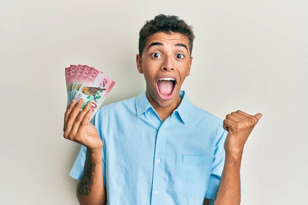 Νεαρός Όμορφος Αφροαμερικάνος Που Κρατάει Χαρτονόμισμα Των 100 Δολαρίων Δείχνοντας — Φωτογραφία Αρχείου