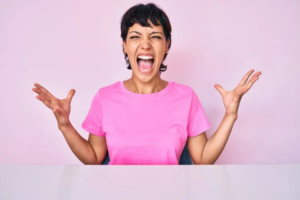 Mulher Bonita Morena Vestindo Roupas Casuais Sobre Fundo Rosa Louco — Fotografia de Stock