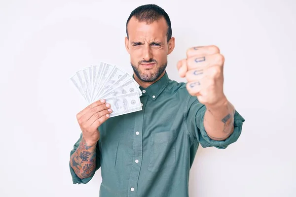 Νεαρός Όμορφος Άντρας Τατουάζ Που Κρατάει Δολάρια Ενοχλημένος Και Απογοητευμένος — Φωτογραφία Αρχείου