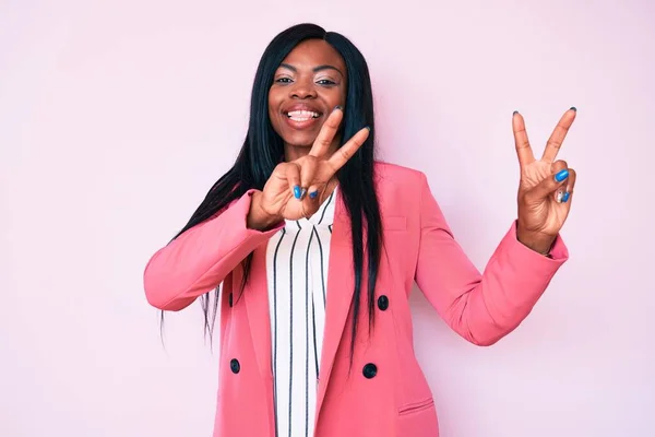 Junge Afrikanisch Amerikanische Frau Businesskleidung Lächelt Die Kamera Und Zeigt — Stockfoto