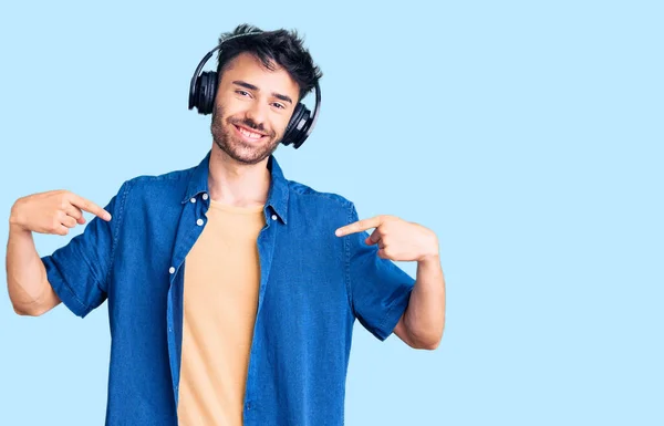 Young Hispanic Man Listening Music Using Headphones Looking Confident Smile — Stock Photo, Image