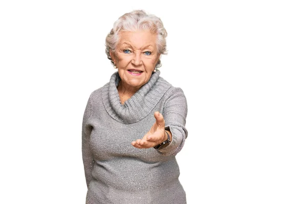 Senior Mujer Pelo Gris Vistiendo Suéter Casual Invierno Sonriendo Alegre —  Fotos de Stock