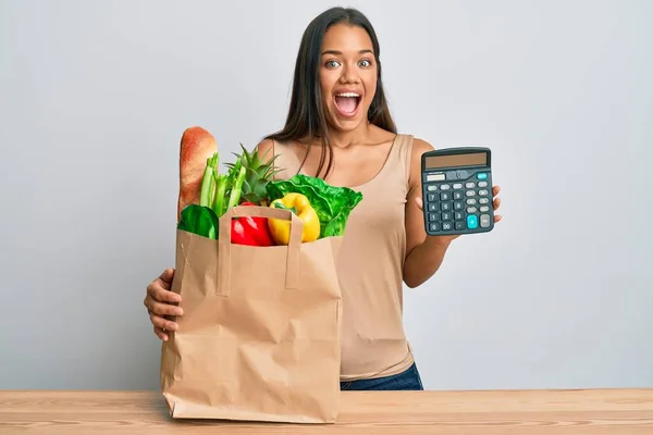Hermosa Mujer Hispana Sosteniendo Comestibles Calculadora Celebrando Loca Sorprendida Por —  Fotos de Stock