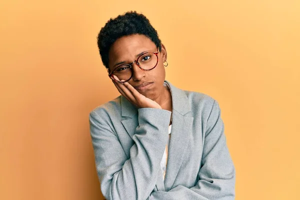 Chica Afroamericana Joven Con Chaqueta Negocios Gafas Pensando Que Cansada —  Fotos de Stock