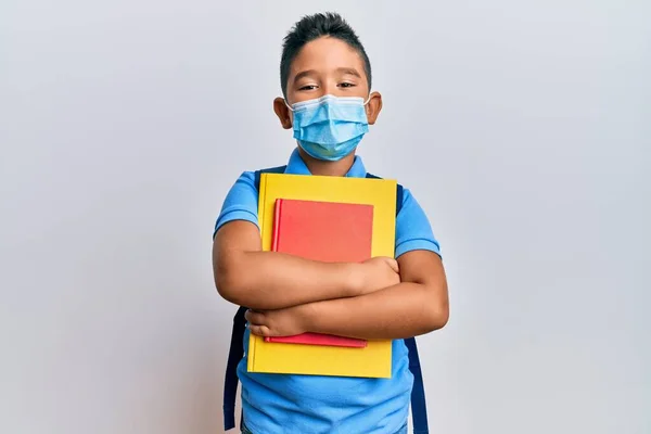 Μικρό Αγόρι Ισπανόφωνο Παιδί Που Φοράει Ιατρική Μάσκα Πηγαίνει Στο — Φωτογραφία Αρχείου