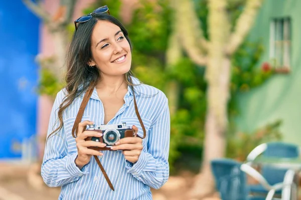 Junge Hispanische Touristin Lächelt Glücklich Mit Oldtimer Kamera Die Stadt — Stockfoto