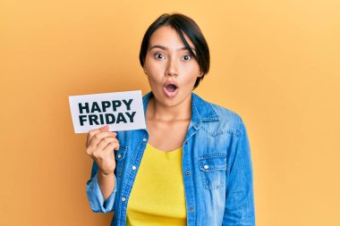 Kısa saçlı güzel bir kadın elinde mutlu bir cuma mesajı kâğıdı tutuyor. Şaşırtıcı bir şekilde ağzı açık ve korkmuş, inançsız bir yüz ifadesi var. 