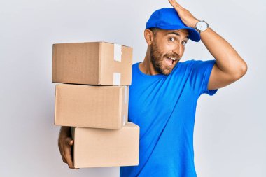 Sakallı, kurye üniformalı, teslimat paketleri taşıyan yakışıklı bir adam. Yanlışlıkla el ele verip şaşırmış. Hatayı hatırla. Unuttum, kötü hafıza kavramı. 