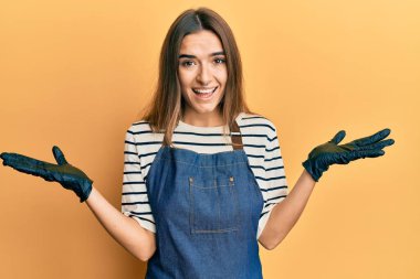 Berber önlüğü takan genç İspanyol kadın zaferi mutlu bir gülümsemeyle ve kazanan ifadeyle kutluyor. 