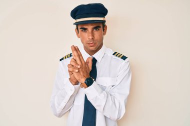 İspanyol asıllı genç adam uçak pilotu üniforması giyiyordu. Elinde el hareketleriyle sembolik bir silah tutuyordu. Cinayet silahlarıyla oynuyordu. 